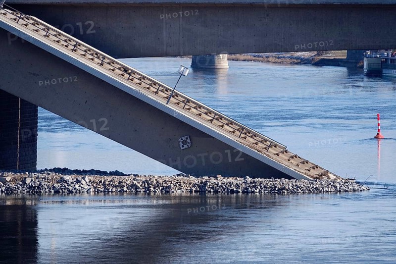 Partially collapsed Carola Bridge, February 2025, Dresden, Saxony, Germany, Europe