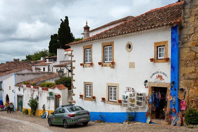 Street scene with traditional buildings and a souvenir shop in a picturesque town, R. Direita, Óbidos, Obidos, Oeste, Centro, Estremadura, Portugal, Europe