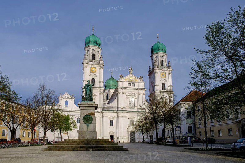 West façade, St Stephen's Cathedral, Cathedral Square, Passau, Lower Bavaria, Bavaria, Germany, Europe