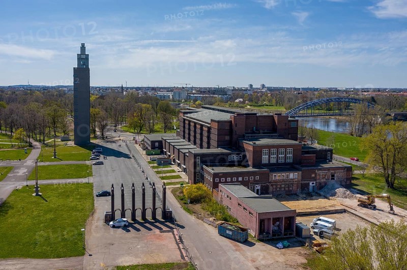 Magdeburg City Hall, on the left the Albin Müller Tower, in front Pferdetor, Magdeburg, Saxony-Anhalt, Germany, Europe