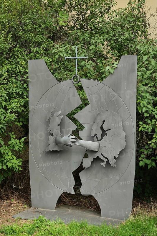 Sculpture for international reconciliation, metal plate, grey, Europe, map, political, monument, separation, broken, fracture, detail, state border, hand, give, handshake, international, England, Great Britain, reconciliation, dialogue, connection, symbol, peace, cross, interaction, St. Stephan Church, Würzburg, Lower Franconia, Franconia, Bavaria, Germany, Europe