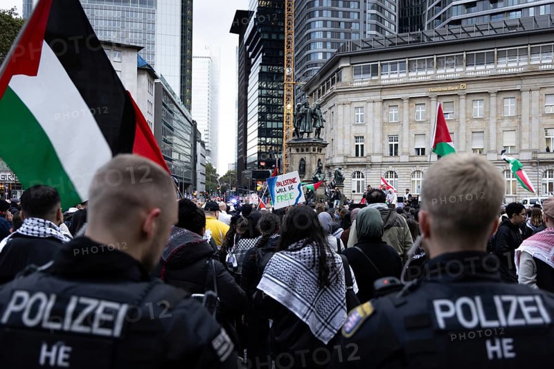 Around 1, 400 people take part in a pro-Palestine demonstration at Rossmarkt in Frankfurt am Main on 7 October 2024. The rally is accompanied by a massive police presence. Exactly one year ago, on 7 October 2023, the terrorist militia Hamas killed more than 1, 100 people in an attack on Israel. Since Israel's subsequent intervention in the Gaza Strip, there have been repeated pro-Palestinian demonstrations throughout Germany, Rossmarkt, Frankfurt am Main, Hesse, Germany, Europe