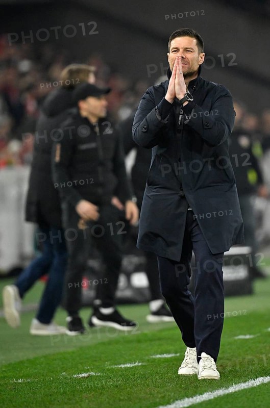 Coach Xabi Alonso Bayer 04 Leverkusen on the sidelines Gesture Gesture Hands folded in prayer MHPArena, MHP Arena Stuttgart, Baden-Württemberg, Germany, Europe
