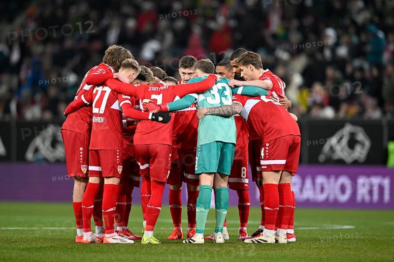 Team building, team circle in front of the start of the match VfB Stuttgart WWK Arena, Augsburg, Bavaria, Germany, Europe