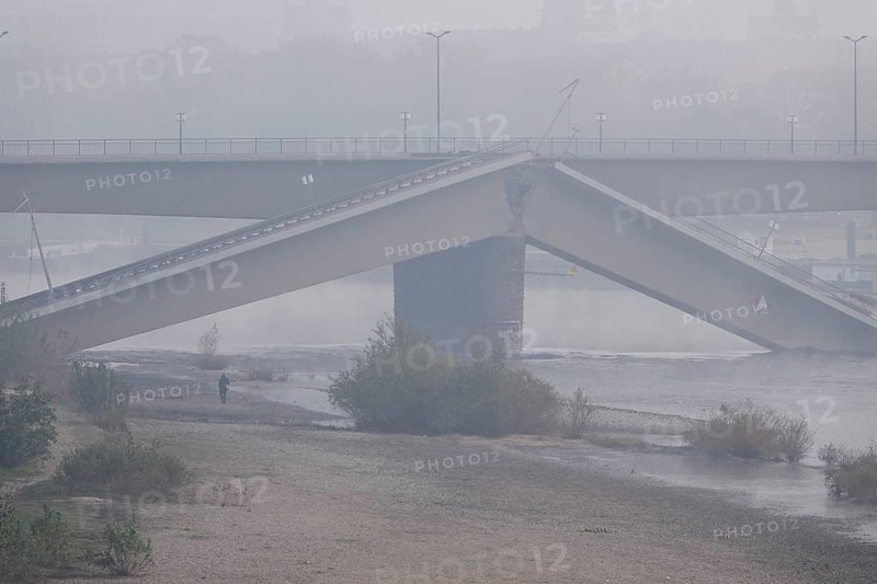 Partially collapsed Carola Bridge, fog, autumn, Dresden, Saxony, Germany, Europe