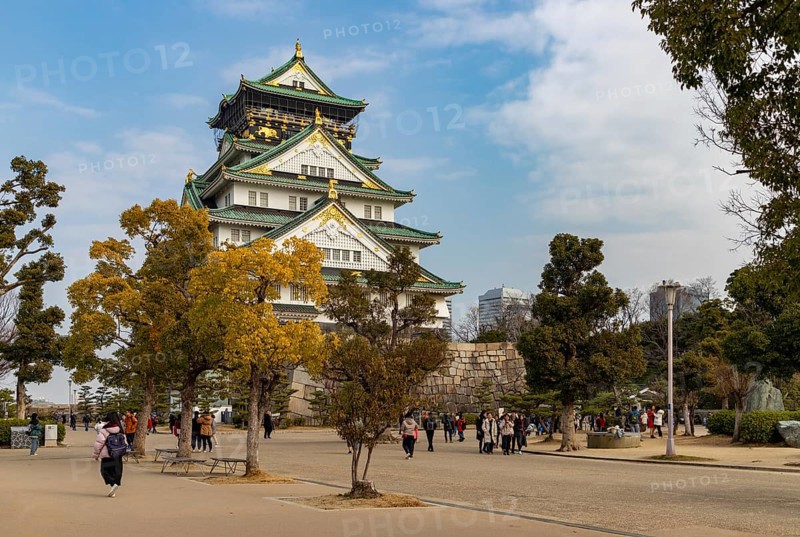 A picture of the Osaka Castle as seen from the square below