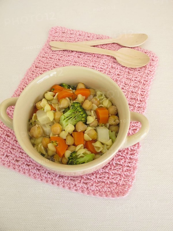 Chickpea soup with noodles