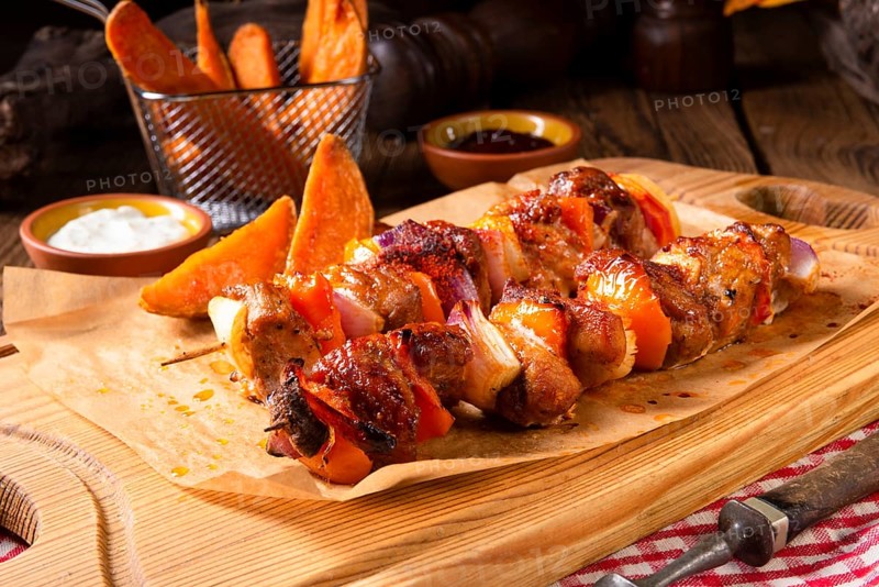 Süßkartoffeln fries mit würzigen paprika shashlik