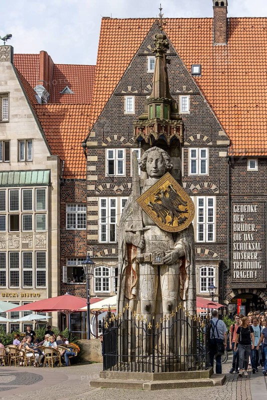 Stone statue with armour and coat of arms Bremen Roland on the market square in the old town of Bremen, Hanseatic City of Bremen, Germany, Europe