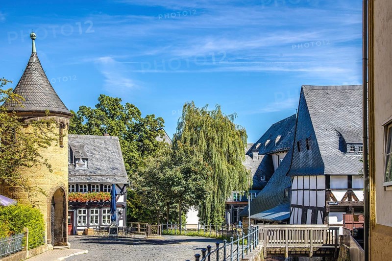 Schöner Blick auf eine Straße mit Turm der historischen Stadt Goslar in Deutschland