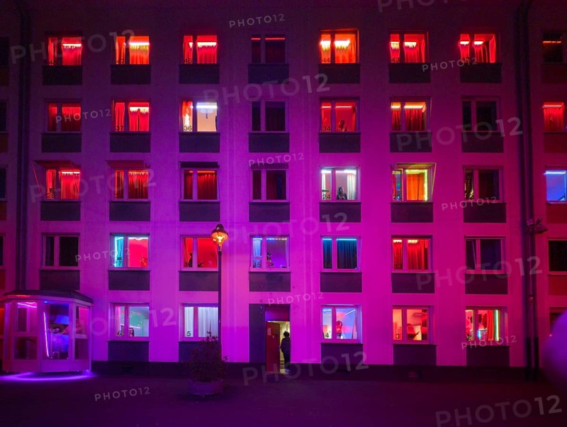 Laufhaus, prostitutes in the windows of a red-lit brothel, Düsseldorf, North Rhine-Westphalia, Germany, Europe