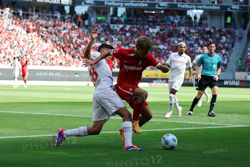 From left in a duel against #42# and Lucas Martinez Quarta during the football test match: SC Freiburg, AC Florence REGULATIONS PROHIBIT ANY USE OF PHOTOGRAPHS AS IMAGE SEQUENCES AND/OR QUASI-VIDEOn Photo: Joachim Hahne/johapress