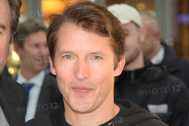 Frankfurt, Germany. 23th Oct, 2017. British Singer-Songwriter James Blunt (* 1974) takes a short stop from his Germany tour to visit the opening of the very first Krispy Kreme Doughnuts shop in Germany. Pictured: James Blunt together with Krispy Kreme Doughnots CEO Mike Tattersfield. The PopUp shop is open for only two weeks until November 4th, 2017 and is the first shop for the company in Germany. It is located in Main-Taunus-Zentrum, a shopping center in Sulzbach, Germany, Europe