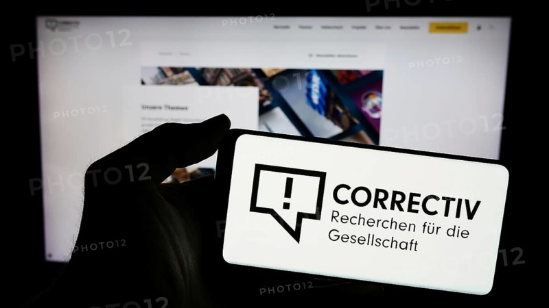 Stuttgart, Deutschland, 03-05-2024: Person hält Mobiltelefon mit Logo von Correctiv, Recherchen für die Gesellschaft gGmbH vor einer Webseite. Fokus auf Telefondisplay