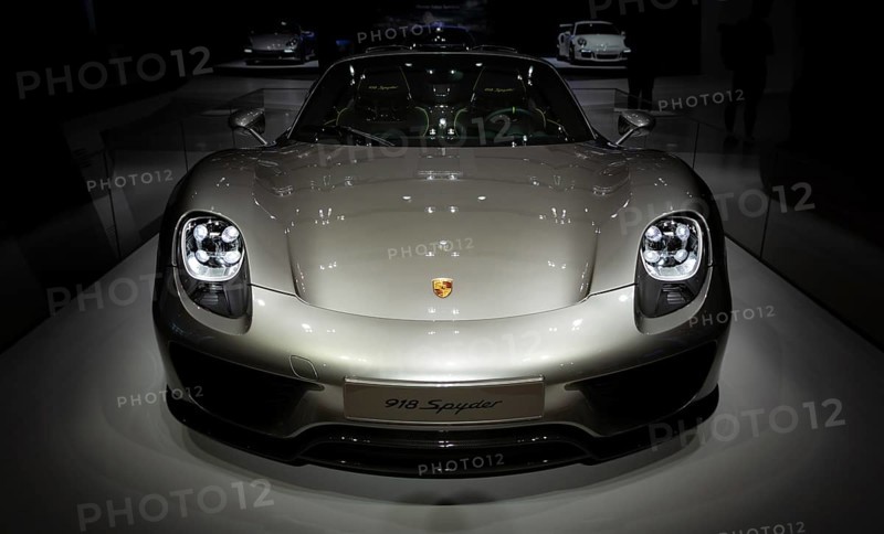 A picture of the front view of the Porsche 918 Spyder, captured in an auto shop in Berlin