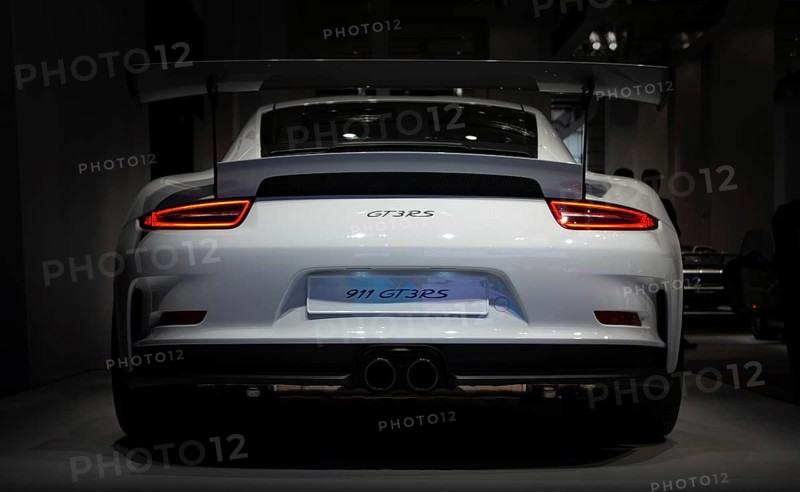 A picture of the rear view of the Porsche 911 GT3 RS, captured in an auto shop in Berlin