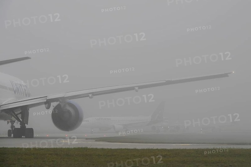 Rolling aeroplanes, traffic in the fog, Munich Airport, Upper Bavaria, Bavaria, Germany, Europe