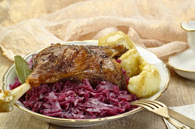 Goose leg with red cabbage and dumplings