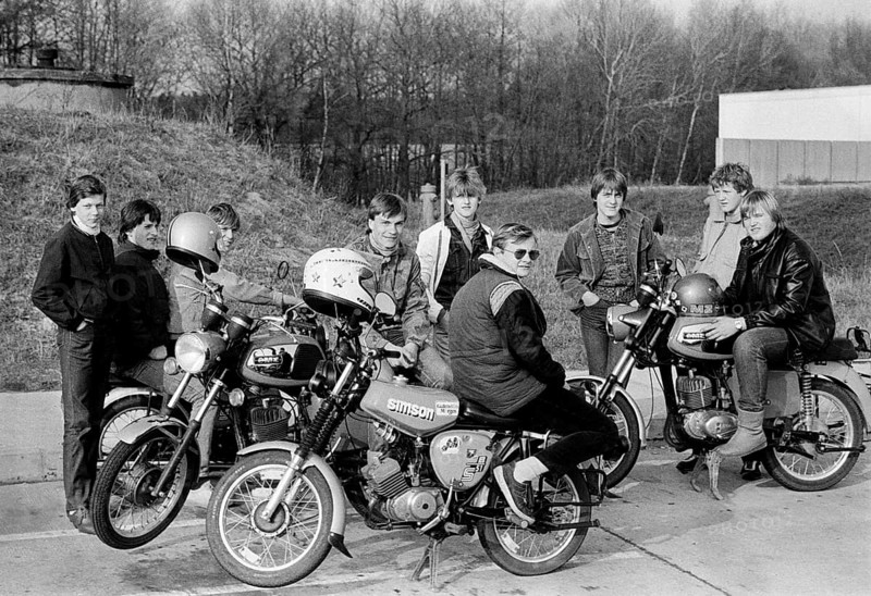 Young GDR citizens at the edge of the Stolpe-Nord motorway service area on the A24 Berlin-Hamburg motorway. They are sitting on their MZ and Simson motorbikes. Stolpe-Nord, Stolpe, Schwerin district, GDR