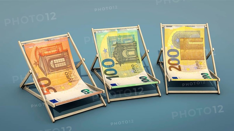 Symbolic image on the subject of price comparison, price difference, travel costs, etc