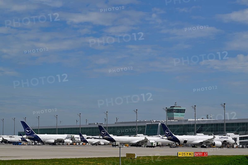 Various Lufthansa aircraft at check-in position in front of satellite, Terminal 2, Terminal 2, Munich Airport, Upper Bavaria, Bavaria, Germany, Europe
