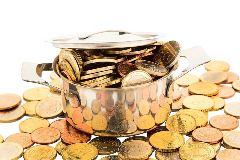 A cooking pot is filled with euro coins, symbolic photo for Fördergelder Austria