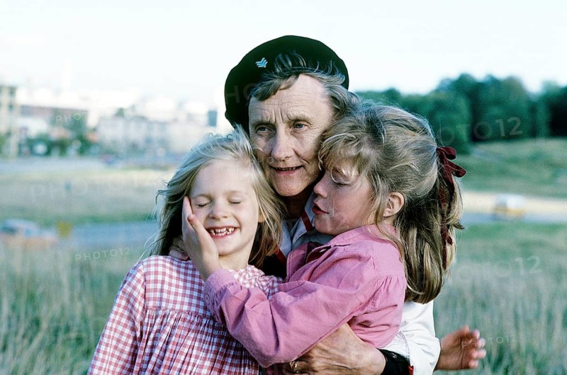 Astrid Lindgren. Swedish author of childrens books, songs and novels. Born 14 november 1907 - 28 january 2002. Internationally famous for the books featurings Pippi Longstocking, Emil of Lönneberga, Karlsson-on-the-roof and the Six Bullerby children. 2017 she was calculated to be the world's 18th most translated author. Roughly 167 million of her books was sold worldwide 2010. Pictured with child actresses Jonna Liljendahl and Liv Alsterlund who plays the main characters in the 1979 film Du är inte klok Madicken