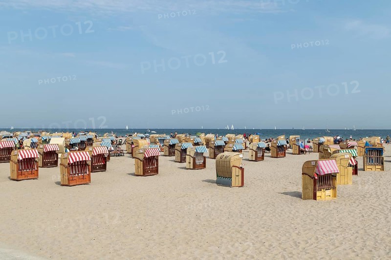 Summer weather, bathers and beach chairs on the spa beach, Travemünde beach, Hanseatic city of Lübeck, Schleswig-Holstein, Germany, Europe