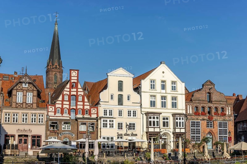 Historic surrounding gabled houses with many shops and restaurants on the square Am Sande in the medieval old town of Lüneburg, Hanseatic city of Lüneburg, Lower Saxony, Germany, Europe