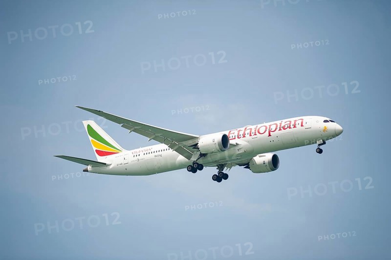 30.07.2023, Singapore, Republic of Singapore, Asia, A Boeing 787-9 Dreamliner passenger aircraft of the Ethiopian airline Ethiopian Airlines with the registration ET-AUO approaching Changi International Airport, Asia