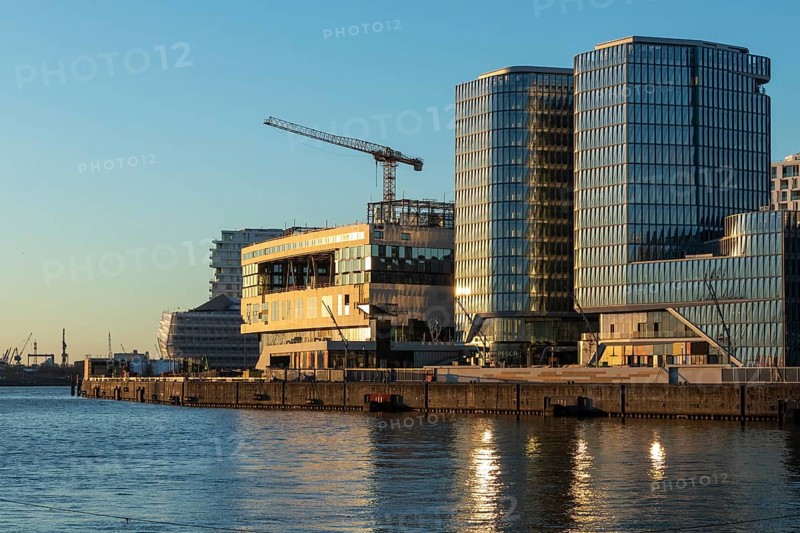 Modern architecture on the Elbe in the evening light on the promenade in Überseequartier, Hafencity, Hamburg, Germany, Europe