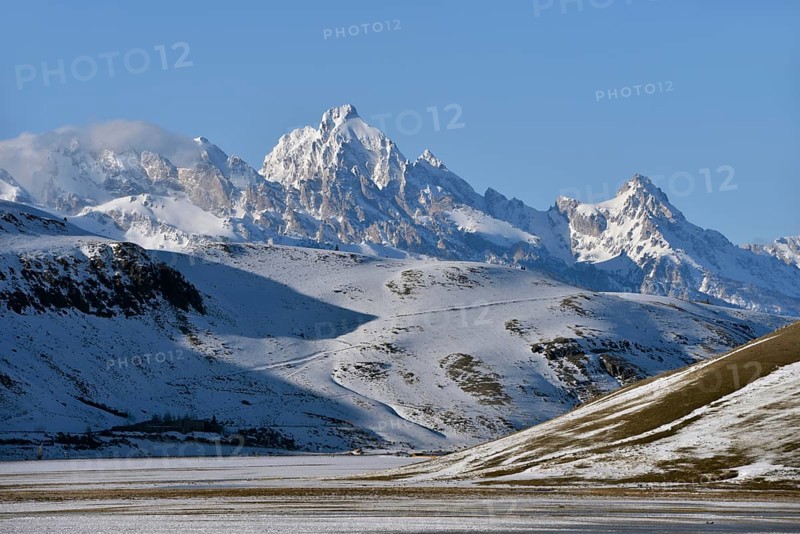 Grand Teton... Jackson Hole (Greater Yellowstone Area, North America), view over the National Elk Refuge, where several thousand wapiti deer regularly congregate in winter, as they usually find sufficient food here, in the background the Rocky Mountains, Teton Range, Grand Teton National Park, Wyoming, North America, United States of America, USA, North America