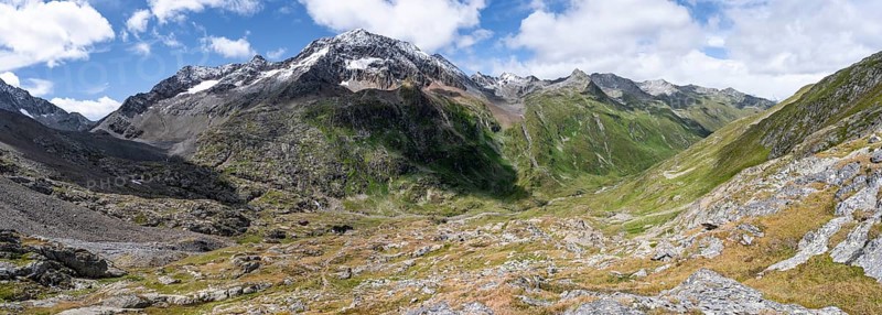 View of mountain landscape in the upper Gössnitz valley, mountain peak Roter Knopf, Wiener Höhenweg, Schober group, Hohe Tauern National Park, Carinthia, Austria, Europe