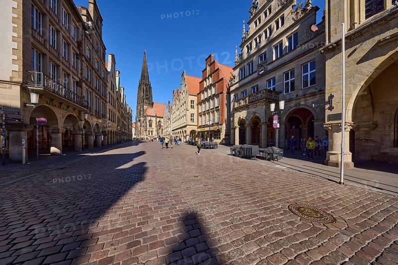 St. Lamberti, Lambertikirche, church, old town, historic buildings, gables, arcades, cobblestone street, blue cloudless sky, Münster, Münsterland, independent city, North Rhine-Westphalia, Germany, Europe