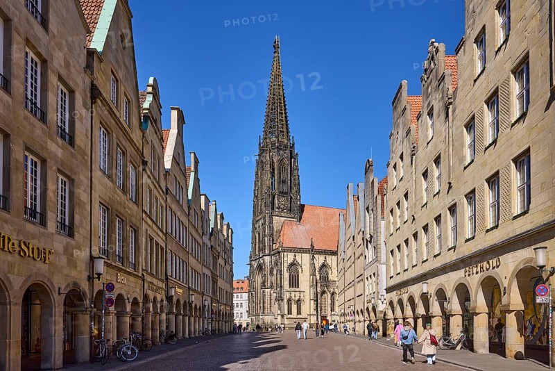 St. Lamberti, Lamberti Church, church tower, Gothic architectural style, installation, ladder to heaven, artist Billi Thanner, historic buildings, gables, arcades, pedestrians as secondary motif, blue cloudless sky, Prinzipalmarkt, Münster, Münsterland, independent city, North Rhine-Westphalia, Germany, Europe