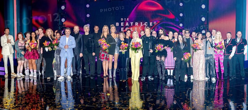 Group picture Beatrice Egli, Melissa Naschenweng, Giovanni Zarella, Wencke Myhre, Nino de Angelo, Patrice and Daniel Aminati, Musical, Thomas Anders, Sonia Liebing, Sascha Grammel and Josie, Marianne Rosenberg, Uwe Ochsenknecht, Luca Hänni, Roß Antony, Howard Carpendale, Julio Iglesias Jr. Conchita Wurst, Marc Sway, Newcomer:in, Curtis Stigers, final picture after the recording of the SWR entertainment show 'The Beatrice Egli Show' at Studio H in Berlin-Adlershof. Berlin, 08.04.2025 at the Beatrice Egli Show in Studio Berlin Adlershof on 08.04.2025. The broadcast will take place on Easter Saturday, 19 April 2025, 20:15, on Ersten. Note: The panoramic photo was composed of several individual images