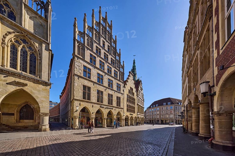 Old town, historic buildings, facade, window, gable, arcades, cobblestone street, pedestrians as secondary motif, sidelight, backlight, blue cloudless sky, Prinzipalmarkt, Münster, Münsterland, independent city, North Rhine-Westphalia, Germany, Europe