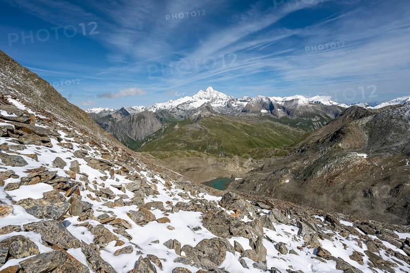 Ascent to the summit Böses Weibl, view of the mountain landscape with Kesselkeessee, snow-covered summit of the Großglockner in the background, Wiener Höhenweg, Schober group, Hohe Tauern National Park, Carinthia, Austria, Europe