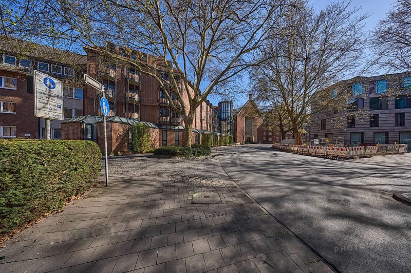 Street, general architecture, pavement, paving slabs, bare wintry trees, fenced-off construction site, blue cloudless sky, intersection An der Clemenskirche with Loerstraße, Münster, Münsterland, independent city, North Rhine-Westphalia, Germany, Europe