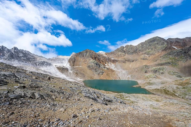 Mountain landscape with limestone cliffs between granite mountains, Hinterer Senner Egetsee mountain lake and Moarer Weißen mountain peak, seven-lake hike, Stubai Alps, near Ridnaun, South Tyrol, Italy, Europe