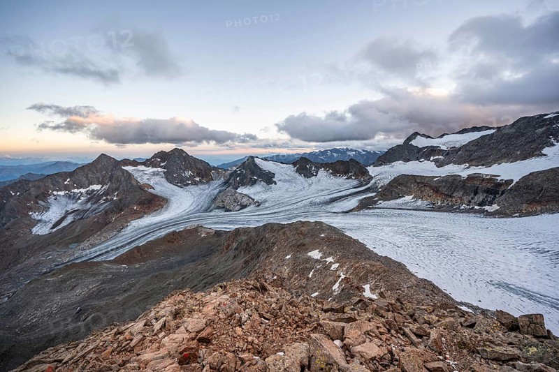 Sunset at the summit of the Becher, picturesque high mountain landscape, view of mountain peaks Königshofspitz and Schwarzwandspitz with glacier of the Übeltalferner, Stubai Alps, South Tyrol, Italy, Europe