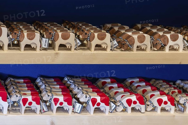 Sales shelf Trauffer toy wooden cows