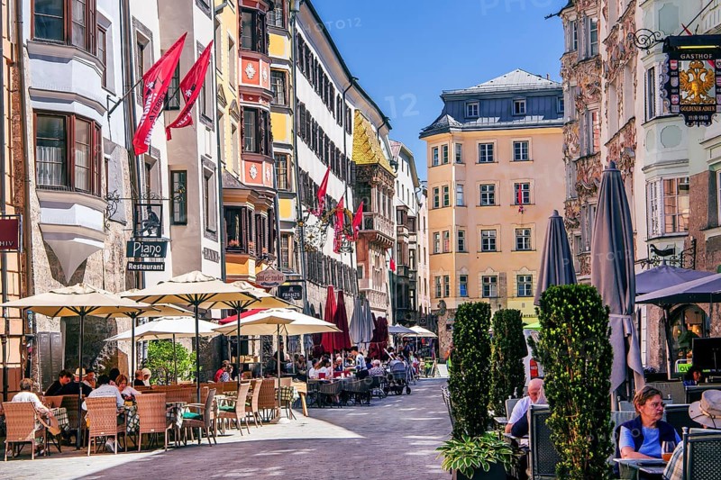 Street cafés on Herzog-Friedrich-Strasse in the old town centre with the Golden Roof, Innsbruck, Inntal, Tyrolean Alps, Tyrol, Austria, Europe