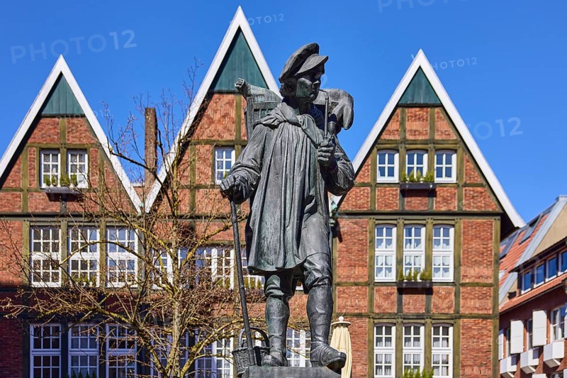 Kiepenkerl monument, bronze sculpture, brick architecture, facade, window, depth of field, blue cloudless sky, Spiekerhof, Münster, Münsterland, independent city, North Rhine-Westphalia, Germany, Europe