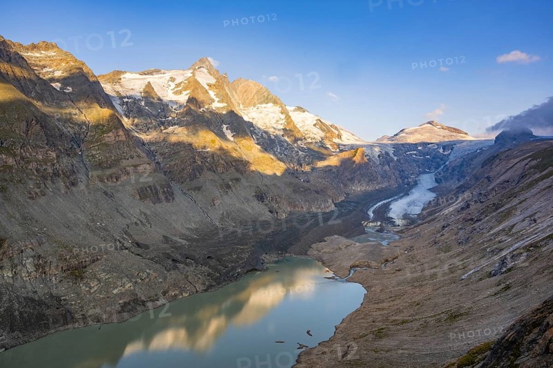 View from Franz Joseph Höhe into the mountains (Großglockner) with Pasterze on a sunny day at Hochalpenstraße, Pinzgau, Salzburg, Austria, Europe