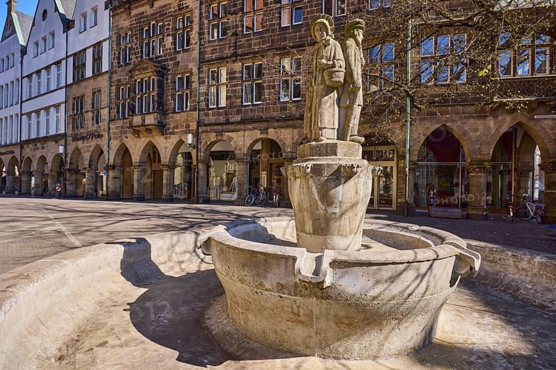 Lamberti Fountain, stone fountain, sculptor Heinrich Bäumer jun., historical buildings, Lambertikirchplatz, Münster, Münsterland, independent city, North Rhine-Westphalia, Germany, Europe