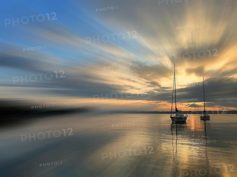 Evening atmosphere, sailing boats on Lake Starnberg, zoom effect, Bavaria, Germany, Europe