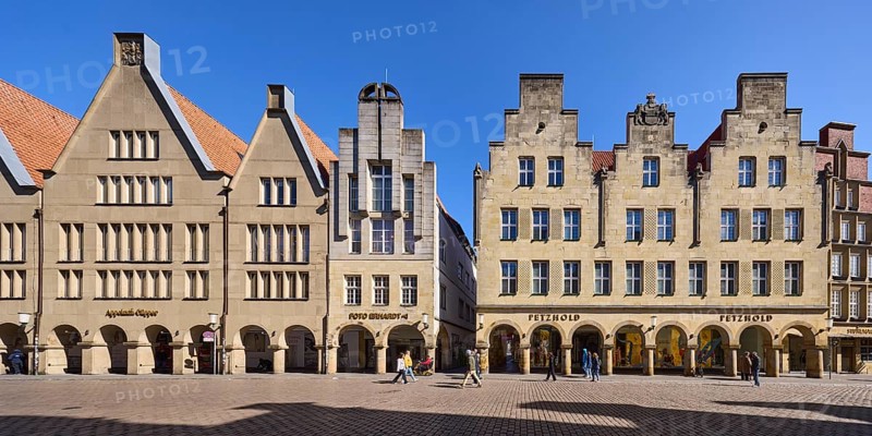 Old town, historical buildings, facade, window, gable, arcades, pedestrians as secondary motif, blue cloudless sky, street Prinzipalmarkt, Münster, Münsterland, independent city, North Rhine-Westphalia, Germany, Europe