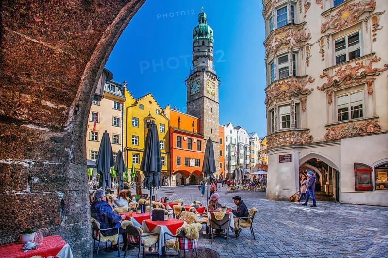 Street café on Herzog-Friedrich-Strasse with the Helblinghaus and city tower in the old town, Innsbruck, Inntal, Tyrolean Alps, Tyrol, Austria, Europe