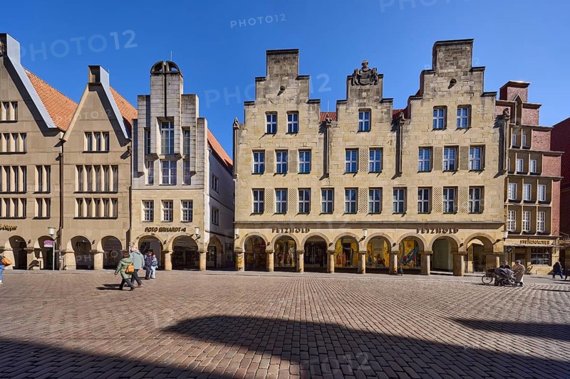 Old town, historical buildings, facade, window, gable, arcades, cobblestone street, pedestrians as secondary motif, blue cloudless sky, Prinzipalmarkt, Münster, Münsterland, independent city, North Rhine-Westphalia, Germany, Europe